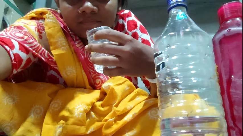 Bhabi ne pura desi ka bottle khali kor diya Bhabhi ne pre desi bottle khali koradia Body Ekta Bengaler Empty the bottle blank