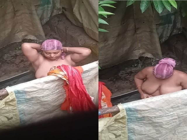Tanker bhabhi bathing outdoor caught by neighbor